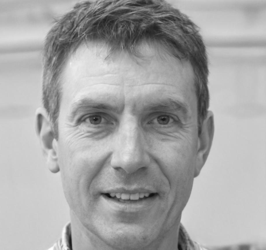 Retrato de Sebastián Herrera, Director de Estrategia Financiera